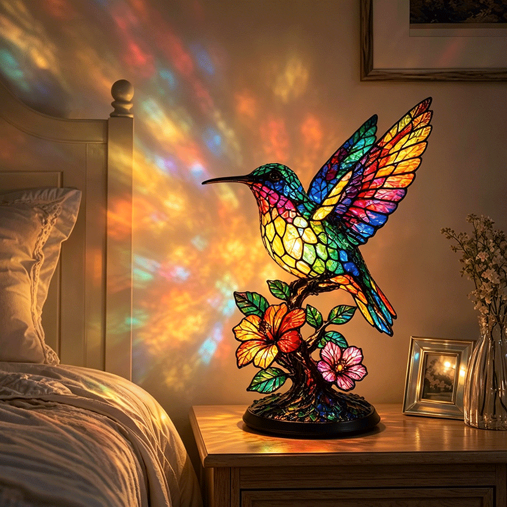 Tato roztomilá lampa s kolibříkem vnese do každé místnosti jemné světlo a příjemnou hřejivou atmosféru.