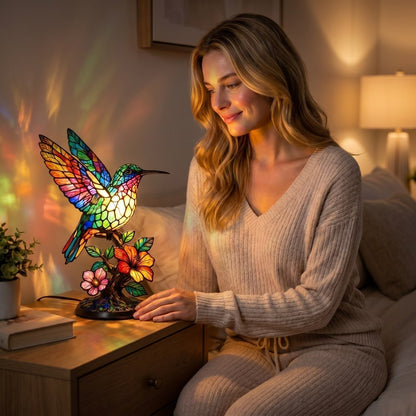 Tato roztomilá lampa s kolibříkem vnese do každé místnosti jemné světlo a příjemnou hřejivou atmosféru.